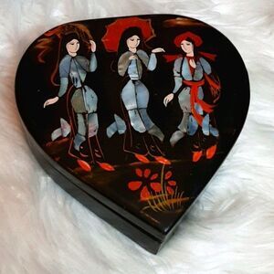 Heart Vintage  Gasha Girls Dancing  ‎ Abalone Shells Jewelry Box